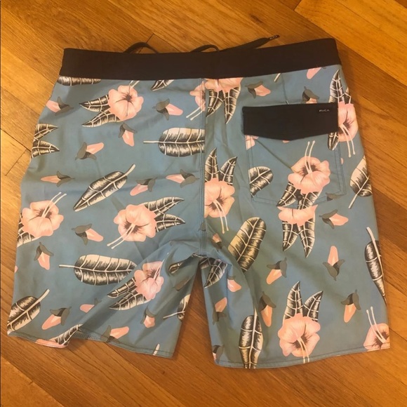 RVCA BOARD SHORTS - 36 - Picture 2 of 5